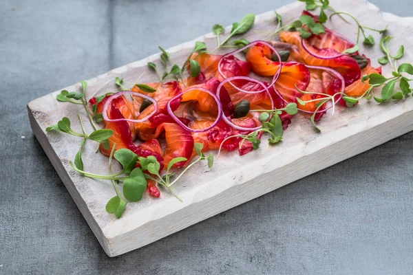 Beyaz kesme tahtası üzerinde gravlax dilimlenmiş Görünümü Kapat