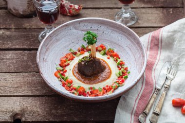 Eggpland püresi, ıspanak çorbası ile pişmiş kuzu incik