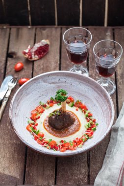 Kuzu güveç ile taze patlıcan püresi ile vegs