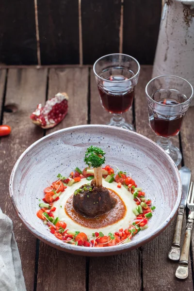 Lamb casserole with eggplant puree with fresh vegs — Stock Photo, Image