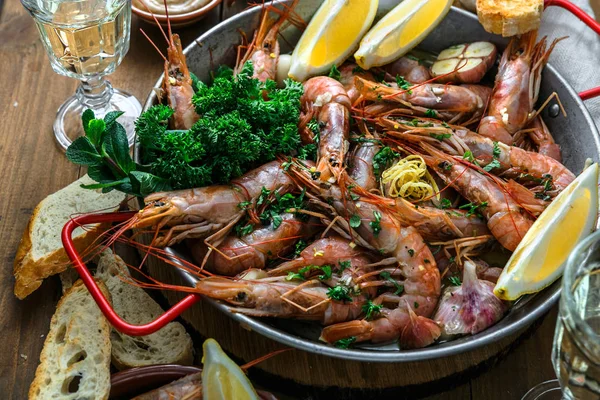 बाघ prawn shrimps का निकट दृश्य नींबू लहसुन और शराब के साथ भुना हुआ — स्टॉक फ़ोटो, इमेज