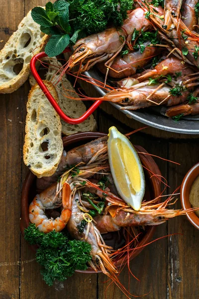 Camarones tigre en un plato de cerámica, vista cercana —  Fotos de Stock