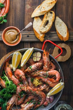 Kızarmış Delicous scampi karides ile şarap ve ekmek en iyi görünümü, beckground