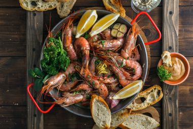 Kaplan karides paella tavası limon ve ekmek