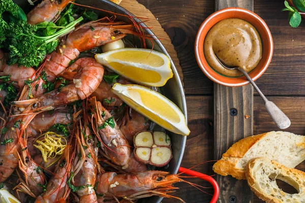 Langostinos Camarones en paella pan, fondo, vista superior — Foto de Stock