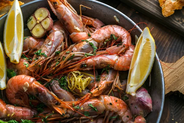 Langostinos Camarones en paella pan, fondo, vista superior — Foto de Stock