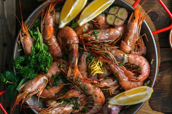 Muchos langostinos en una bandeja de paella, fondo de cocina — Foto de Stock