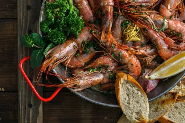 Camarones tigre en paellera con limón y pan —  Fotos de Stock