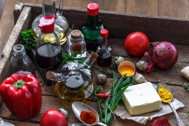 Yemek pişirmek için çeşitli malzemeler: yağlar, soslar, baharatlar ve sebzeler