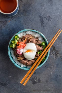 Gyudon - Japon pirinç ve et kase koyu arka plan üzerinde