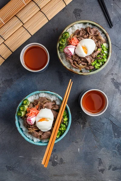 Deux bols à bœuf ou gyudon avec oeuf et oignon vue de dessus — Photo