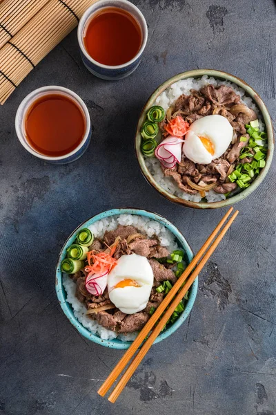 Deux bols à bœuf ou gyudon avec oeuf et oignon vue de dessus — Photo