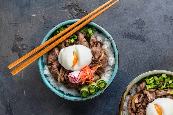 Gyudon - arroz japonés y tazón de res sobre fondo oscuro —  Fotos de Stock