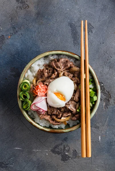 Cuenco de ternera vista superior gyudon con arroz y huevo, copyspace —  Fotos de Stock