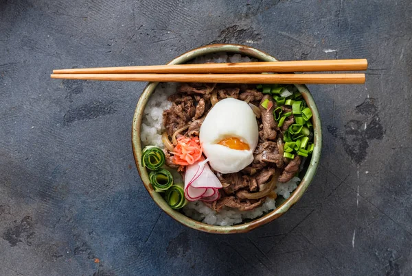 Cuenco de ternera vista superior gyudon con arroz y huevo —  Fotos de Stock