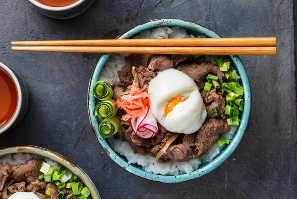 Blick auf Rindfleisch und Reisschale mit Ei und Zwiebeln — Stockfoto