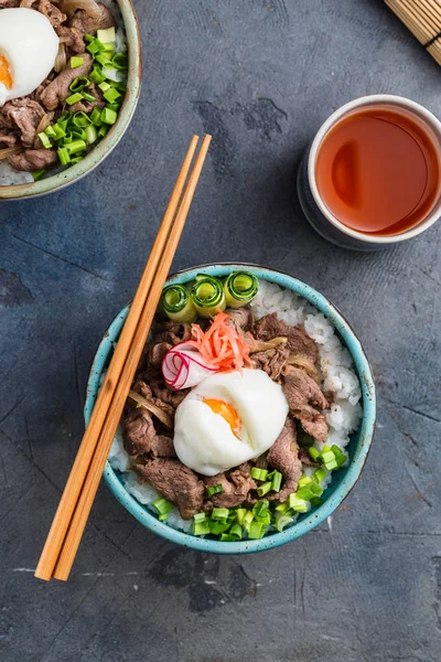 Gyudon cuisine japonaise bol de boeuf et de riz vue du dessus — Photo