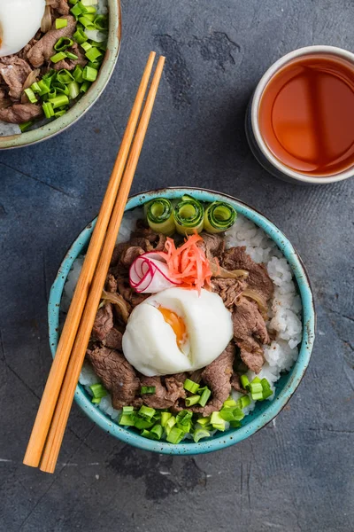 Gyudon Japón cocina carne de res y arroz bowl vista superior —  Fotos de Stock