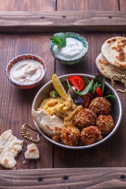 Humus, falafel, pide, Tahin ve yoğurt salatası
