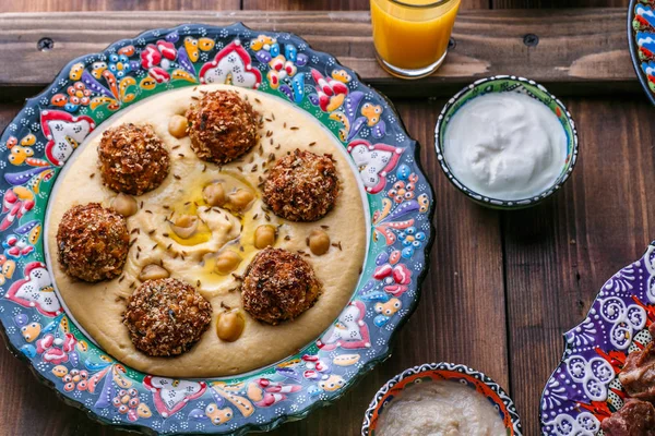 Hummus mit Falafel und Pita im traditionellen Teller — Stockfoto