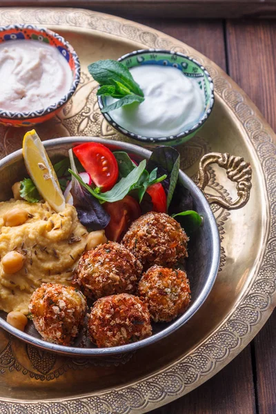 Falafel, hummus, salade in een pan met yoghurt en tahin — Stockfoto