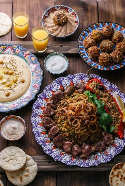 Orta Doğu ya da Arapça pilav Humus, falafel, patlıcan sosu ve pide Üstten Görünüm