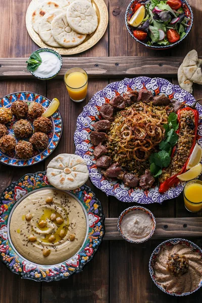 Pratos do Oriente Médio ou árabe e meze variado em um fundo escuro — Fotografia de Stock