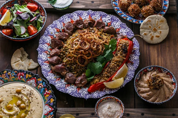 Plats du Moyen-Orient ou arabes : shish kebab, falafel, hummus, riz, tahini, kashke bademjan, pita. Vue du dessus — Photo