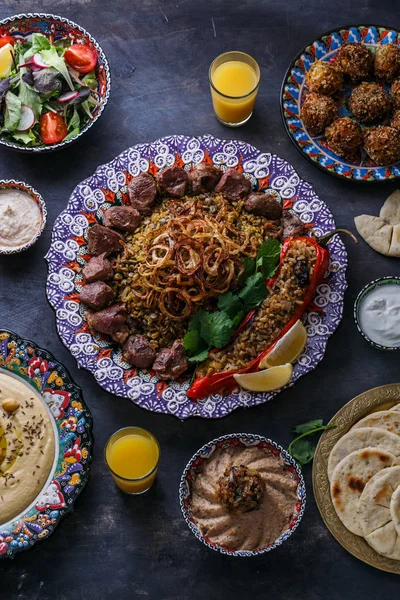 Plats du Moyen-Orient ou arabes : shish kebab, falafel, hummus, riz, tahini, kashke bademjan, pita. Vue du dessus — Photo