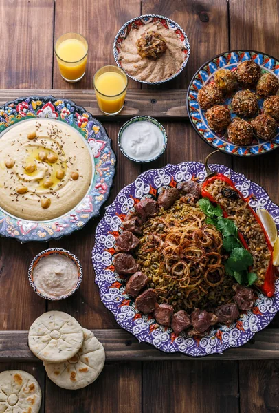 Mittelöstliche oder arabische Pilaf mit Hummus, Falafel, Auberginen-Dip und Pitas von oben — Stockfoto