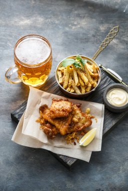 Geleneksel balık ve patates kızartması ile mayo ve bira, üstten görünüm alanı ile