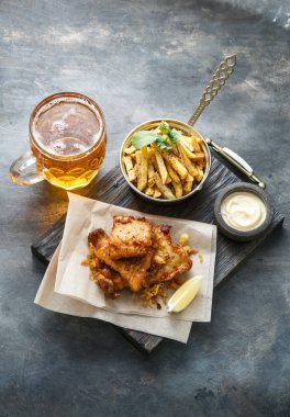 Tereyağlı patates ve bira üstten görünüm, boşaltmak balıkla