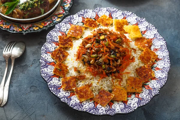 Polo de arroz o shirin con joyas en plato tradicional —  Fotos de Stock