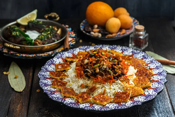 Arroz dulce iraní con ralladura de naranja, frutos secos y frutos secos, polo shirin —  Fotos de Stock