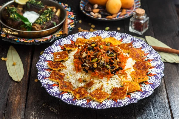 Delicioso arroz iraní con joyas rematado con nueces, pasas y ralladura de naranja —  Fotos de Stock