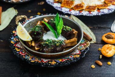 Yoğurt ve nane bir tavada kuzu shanks