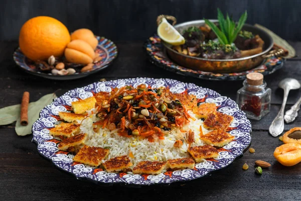 Pilaf de boda iraní rematado con nueces, ralladura de naranja y pasas, estilo rústico —  Fotos de Stock