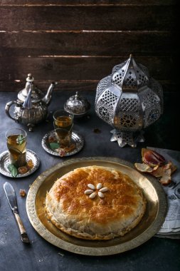 Taze pişmiş Fas tavuk pastilla veya çay, geleneksel dichware ile bastilla