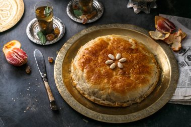 Tavuk, yumurta ve baharatları ile Fas bastilla.