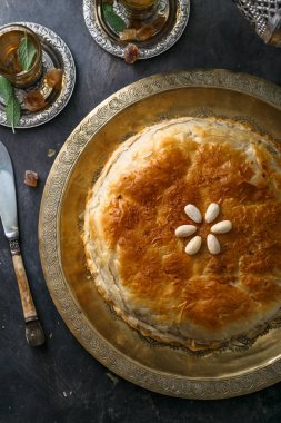 Bastilla, tavuk ile katmanlı Fas pasta üstten görünüm