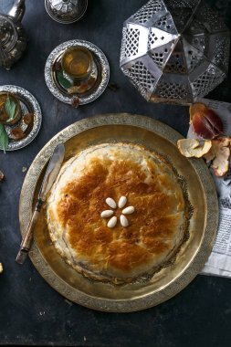 Phyllo pasta börek tavuk ve baharatlar ile. Arap mutfağı.