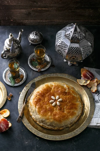 Pastilla de tarte marocaine traditionnelle avec thé à la menthe — Photo
