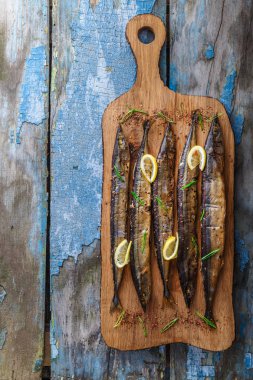 Ahşap kesme tahtası, üstten görünüm, kopya alanı Oceanic saury füme.