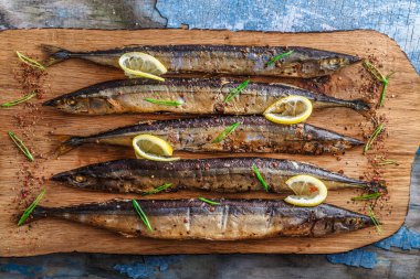 Ahşap kesme tahtası, üstten görünüm, kopya alanı Oceanic saury füme.