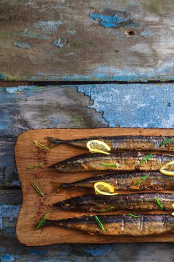 Ahşap kesme tahtası, üstten görünüm, kopya alanı Oceanic saury füme