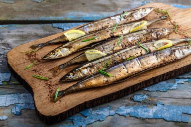 Ahşap kesme tahtası, üstten görünüm, kopya alanı Oceanic saury füme