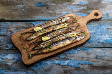 Ahşap kesme tahtası, üstten görünüm, kopya alanı Oceanic saury füme