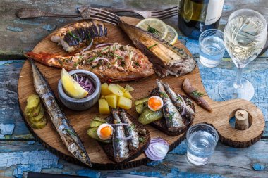 Füme balık meze ile uskumru, Mersin balığı, levrek woden kesme tahtası