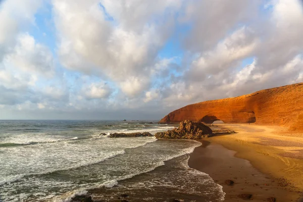 Pôr do sol na praia Legzira com arco vermelho, oceano Atlântico, Sidi Ifni — Fotografia de Stock