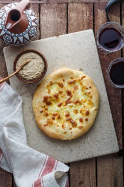 Gürcü khachapuri şarap ile. Megrelian gözleme. Homemade Pişirme. Üstten görünüm rustik tarzı.